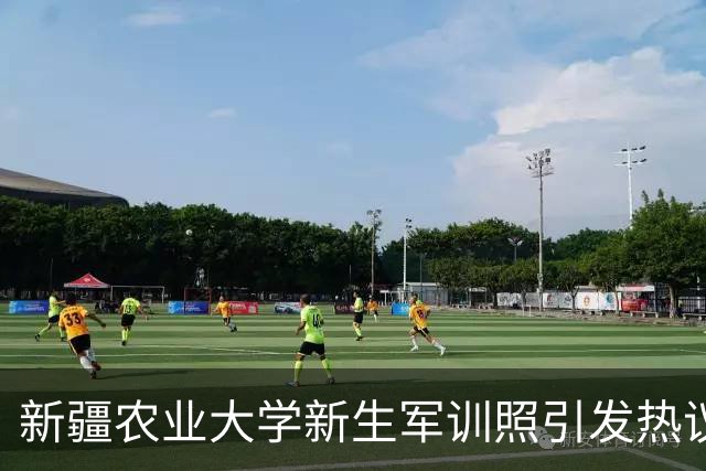 新疆农业大学新生军训照引发热议，网友称呼“次元壁破碎